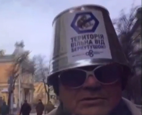 Участник акции, в кастрюле - потому что они не запрещены. Стоп-кадр прямой трансляции