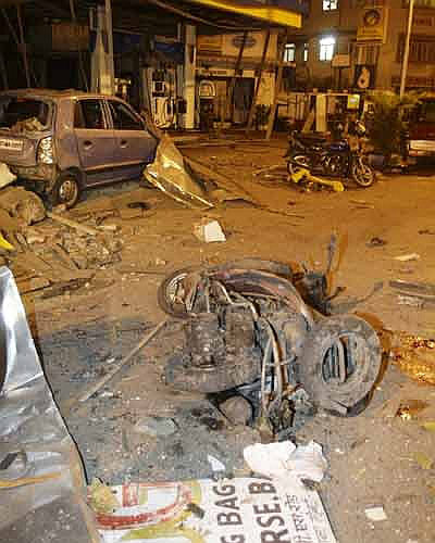 Поліцейський дає воду пораненій дитині. Фото Reuters