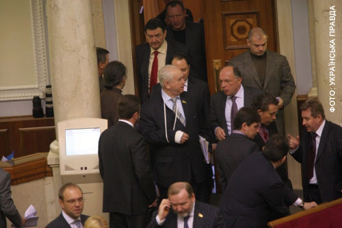 Все починалось як завжди. Депутати спілкувалися, збираючись в залі