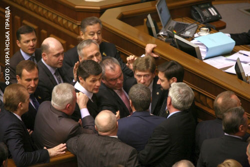 Міцні чоловічі обійми