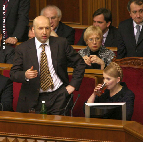 Тимошенко знову взялася за стакан