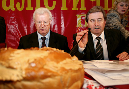 Мороз час від часу поглядав на коровай