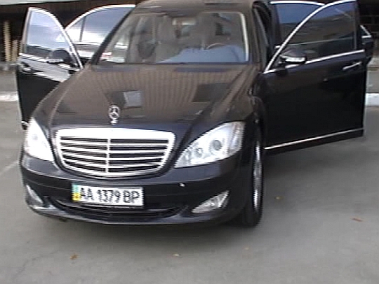 Мерседес, оформлений на водіяТедеєва, на якому зникли злочинці, які влаштували стрілянину у Голосіївському парку 