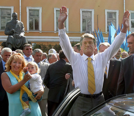 Ющенко біля пам