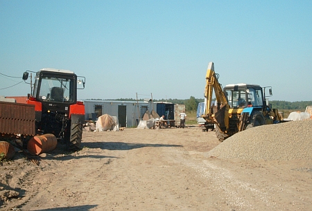Ще кілька днів тому ця техніка працювала біля нової дачі Ющенка