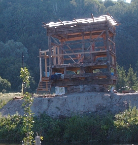 Водяний млин стоїть поодаль від основного двору садиби. Зараз він у риштуванні, а поруч ще стоїть техніка