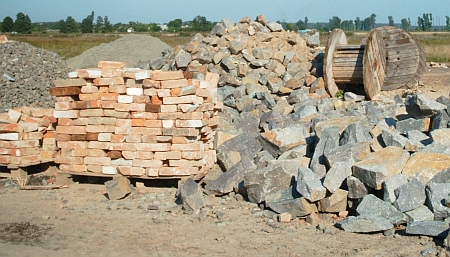 Цегла та матеріали для будівництва, які лежать перд подвір