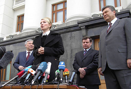 Переможці виборів дали спільну прес-конференцію на ганку секретаріату президента