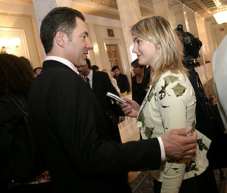 Соціалісту Миколі Рудьковському доведеться тепер дружити з красивими журналістками Чернігова, куди він обрався мером