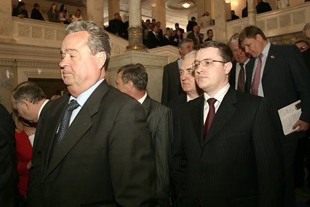 Сумний і невеселий виходить з Ради Іван Степанович Плющ. Колись спікером був, а тепер хоч гусей іди пасти