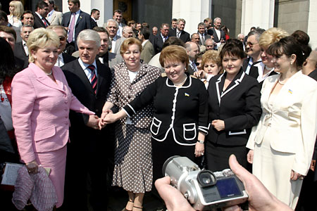 Непримиренні суперниці Раїса Богатирьова та Віра Ульянченко вирішили зіграти в мушкетерів з Володимиром Литвином. Один за всіх і всі за одного?