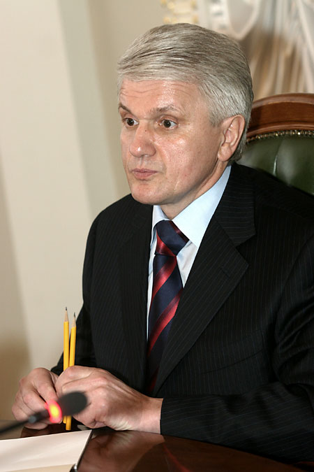 А Володимиру Литвину на згадку залишаться два олівці з ВР