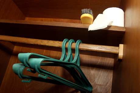 Пуста шафа з запасом туалетного паперу