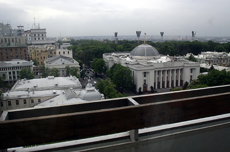 Вид з номера - прямо на Верховну Раду 