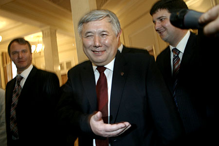 А Юрій Єхануров тепер не знає, як далі складеться його доля. сьогодні він сам подав у відставку