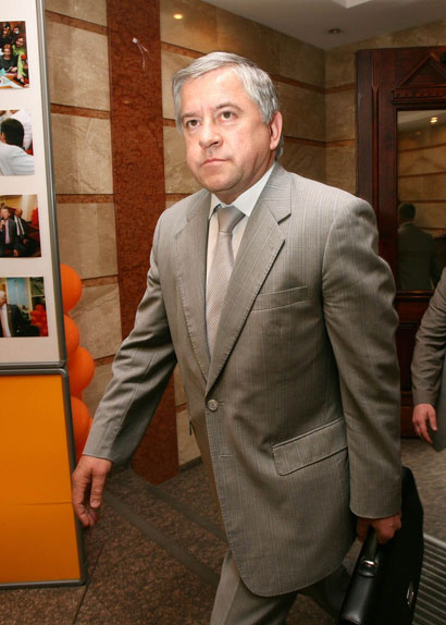 Анатолій Кінах другий день пробується на роль миротворця. Сьогодні з помаранчевими