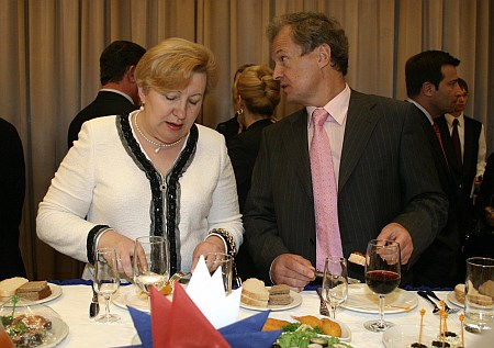 Кажуть, Віра Іванівна лобіювала Юрія Костенка в РНБО