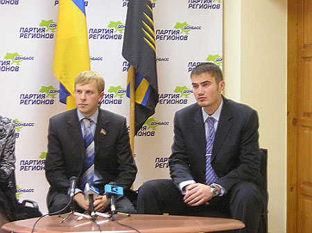 Слева - Хомутынник, справа - Янукович