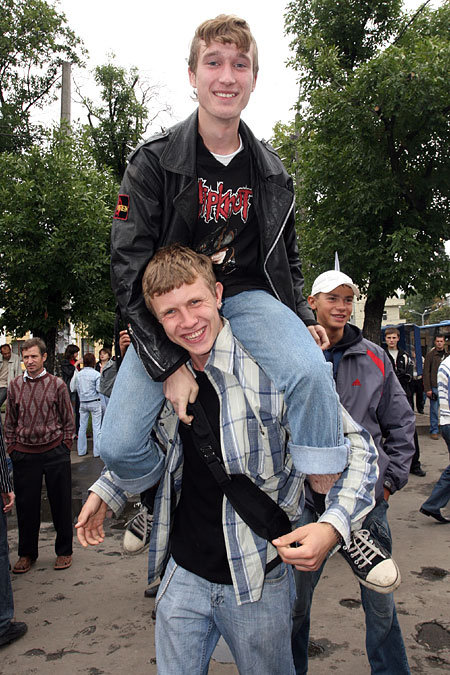 Щоб побачити Черновецького з лопатою, люди лізли один на одного