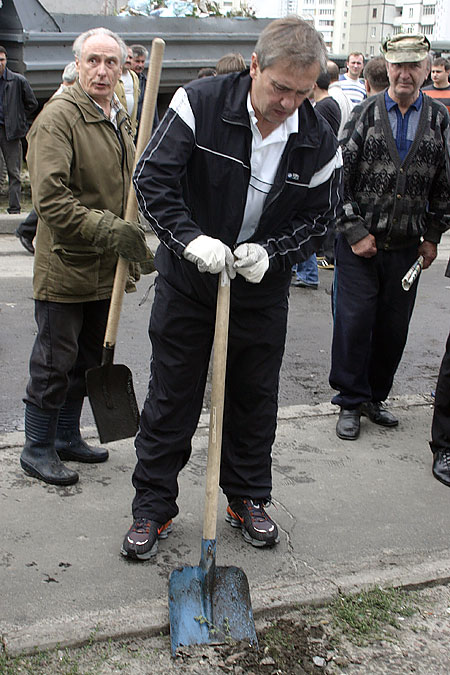 Дивно, чому лопата для сміття не копає землю?