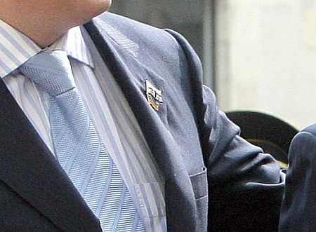 Саакашвілі почепив одразу два значки - з українським і грузинським прапорами 