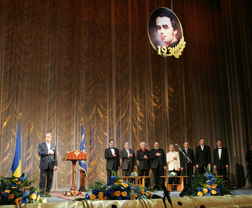 А ввечері Ющенко нагороджував лауреатів Шевченківської премії