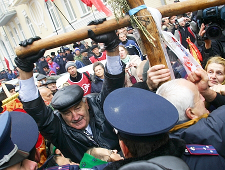 Але іноді комуністи йшли напролом. Депутат Соломатін допомагає долати перепони