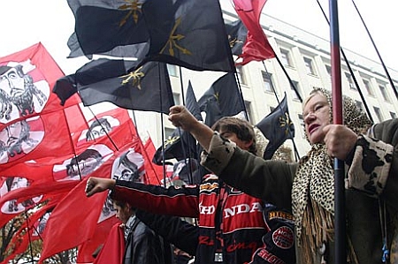 Тут комуністи змішались з братчиками Корчинського