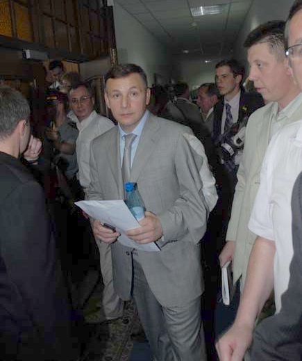 Разорванный пиджак Гелетея. Фото пресс-службы Партии регионов