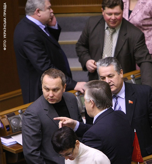 ... а Шуфрич зібрав компанію навколо себе