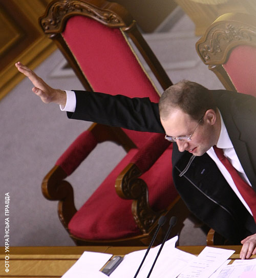 Яценюк ледь не вистрибнув з крісла