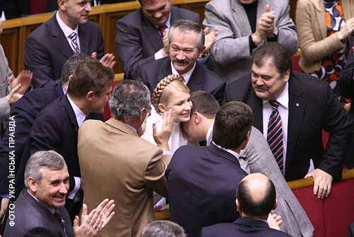 Однопартійці ледь не задушили Тимошенко в обіймах 