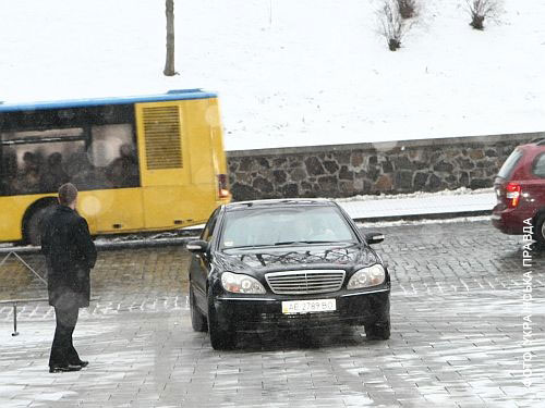 І ось нарешті її авто перетинає двір Кабміну