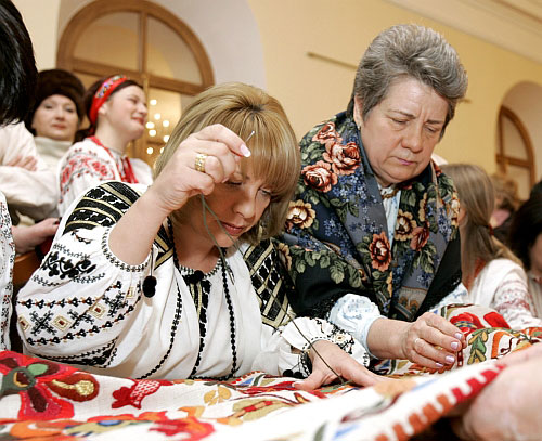 Катерина Ющенко допомогла майстриням вишити 9-метровий рушник