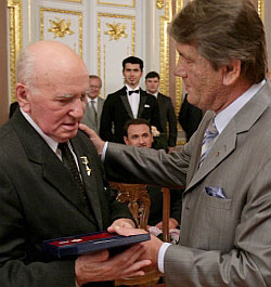 Ющенко награждает Тронько