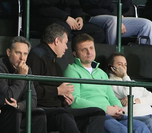 Фирташ и Левочкин вместе смотрят баскетбол. Фото Дмитрия Ларина