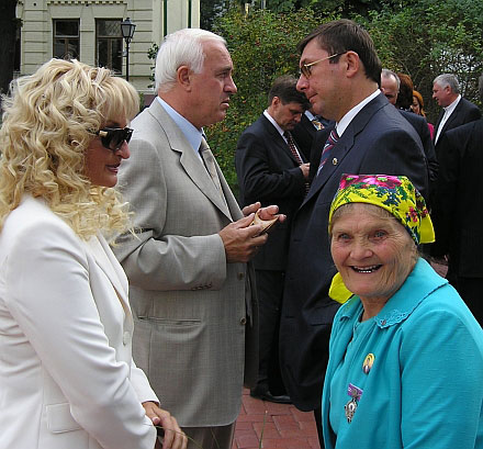 Жена Юрия Луценко, Валерий Пустовойтенко, сам Луценко и баба Параска. Фото УМ