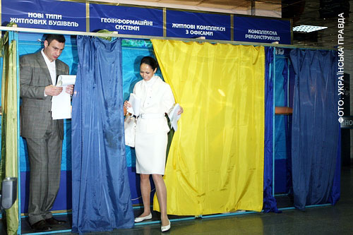 Виборча кабінка замала для Кличка 