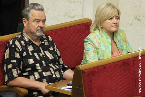 Іван Плющ вдягнувся, мов на пляж. Ще зранку він пообіцяв проголосувати за відставку Тимошенко. Проте слова не дотримав