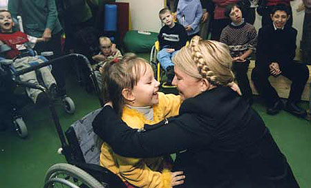 Тимошенко зі своєю тезкою. Фото УНІАН